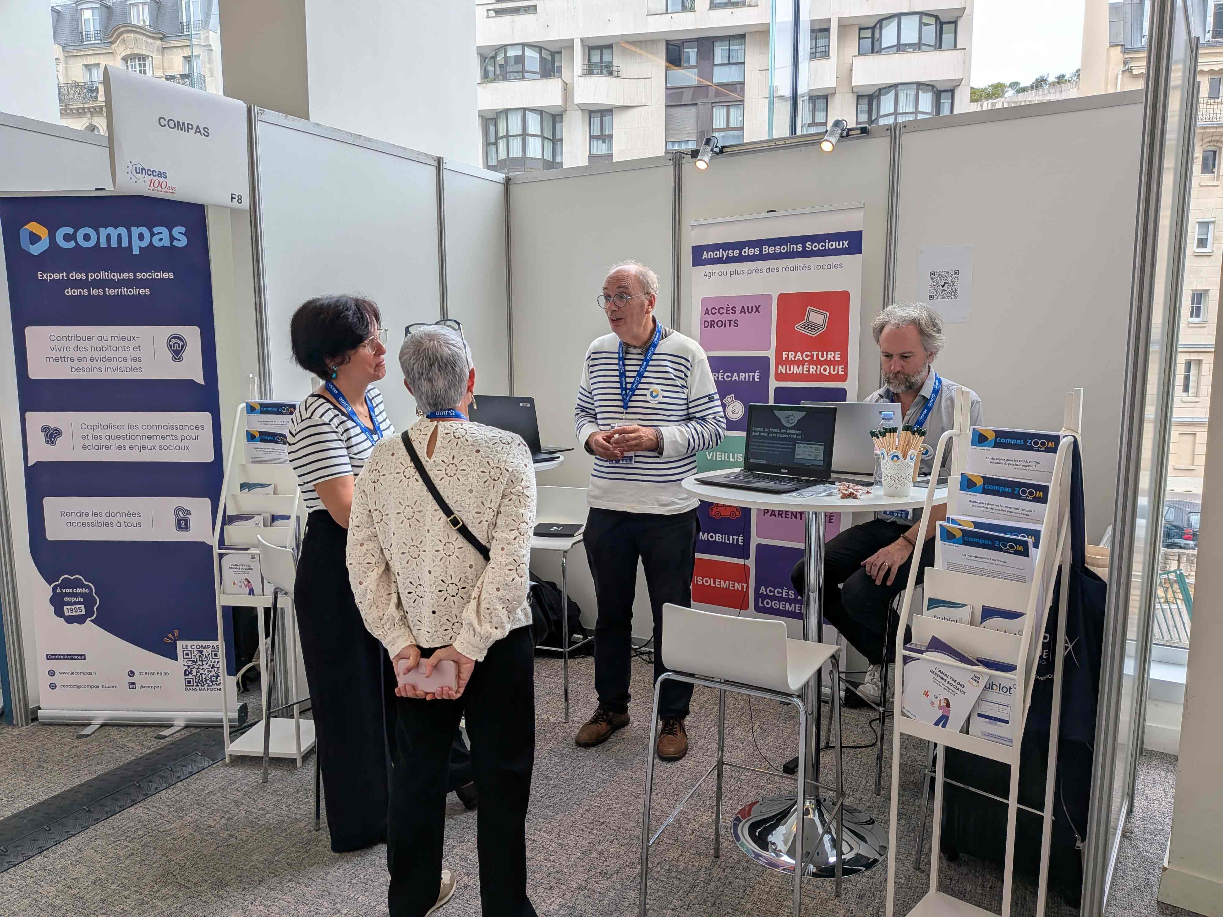 Échanges avec les visiteurs sur le stand du Compas au centenaire de l’Unccas